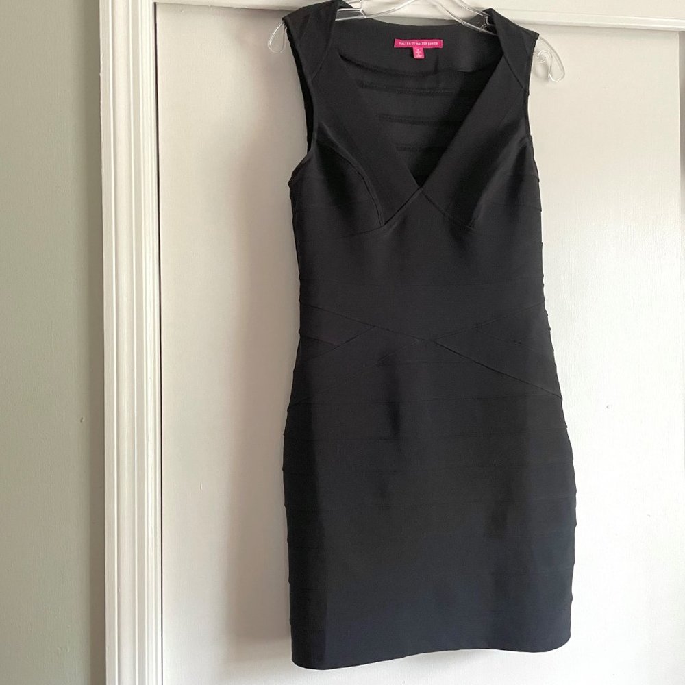 Walter Baker Black Bandage V-Neck Sleeveless Stretchy Side Zip LBD Dress M